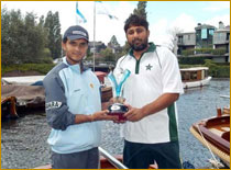 Indian cricket captain Sourav Ganguly (left) and Pakistan cricket captain Inzamam-ul-Haq pose with the 